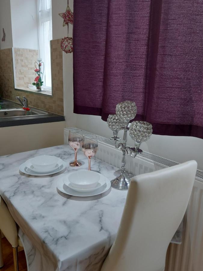 Lux Apartment In Gatwick Crawley  Buitenkant foto