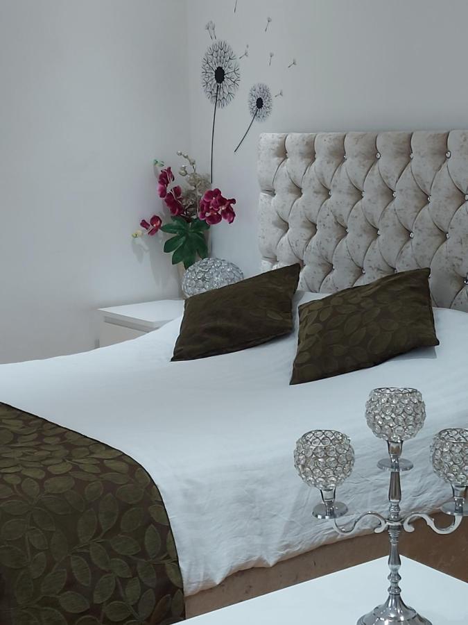Lux Apartment In Gatwick Crawley  Buitenkant foto