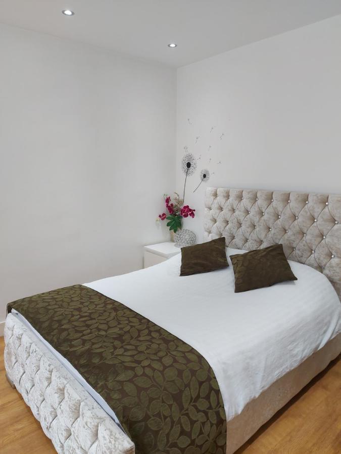 Lux Apartment In Gatwick Crawley  Buitenkant foto