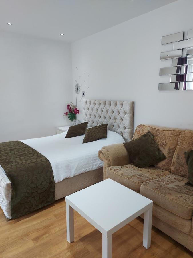 Lux Apartment In Gatwick Crawley  Buitenkant foto