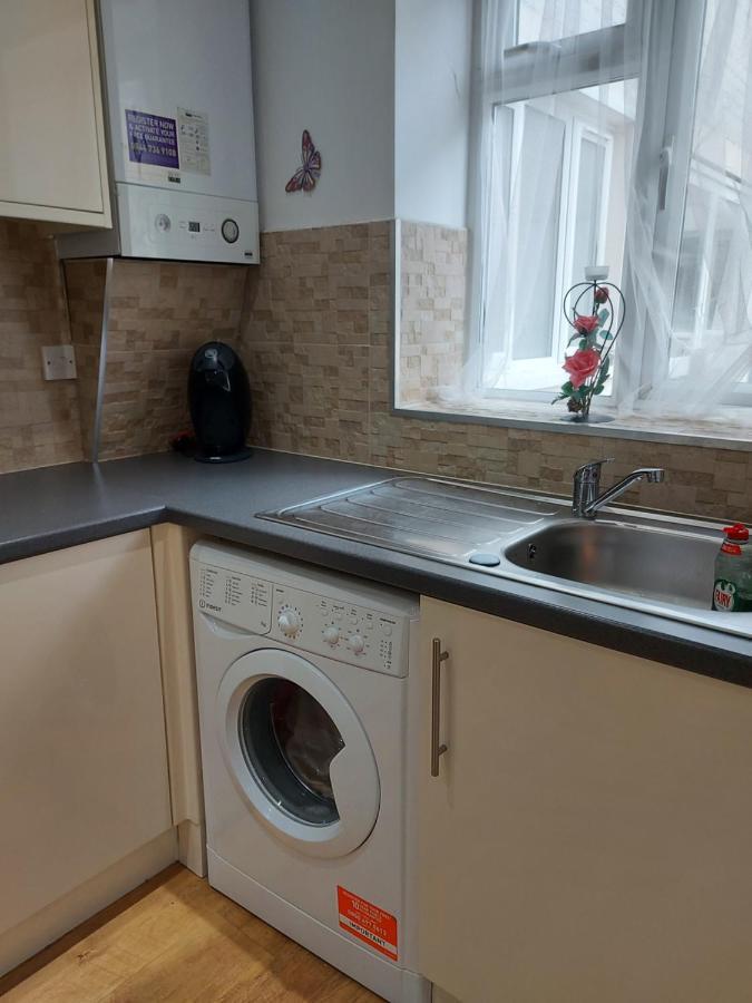 Lux Apartment In Gatwick Crawley  Buitenkant foto