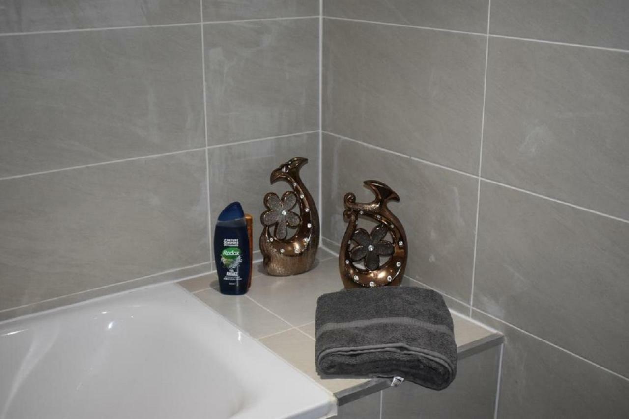 Lux Apartment In Gatwick Crawley  Buitenkant foto