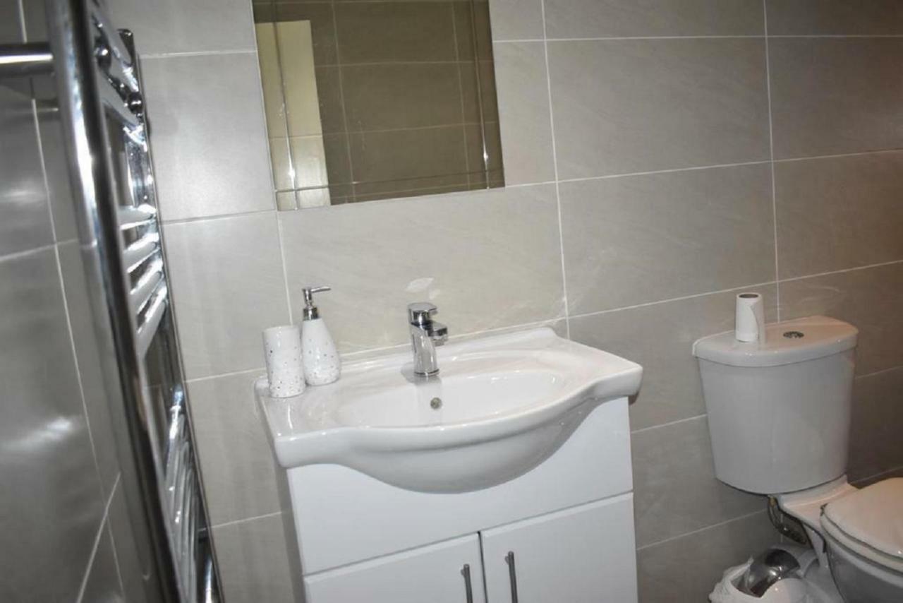 Lux Apartment In Gatwick Crawley  Buitenkant foto