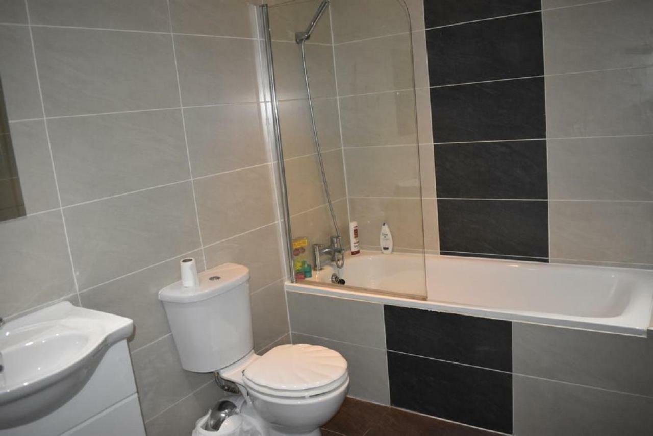 Lux Apartment In Gatwick Crawley  Buitenkant foto
